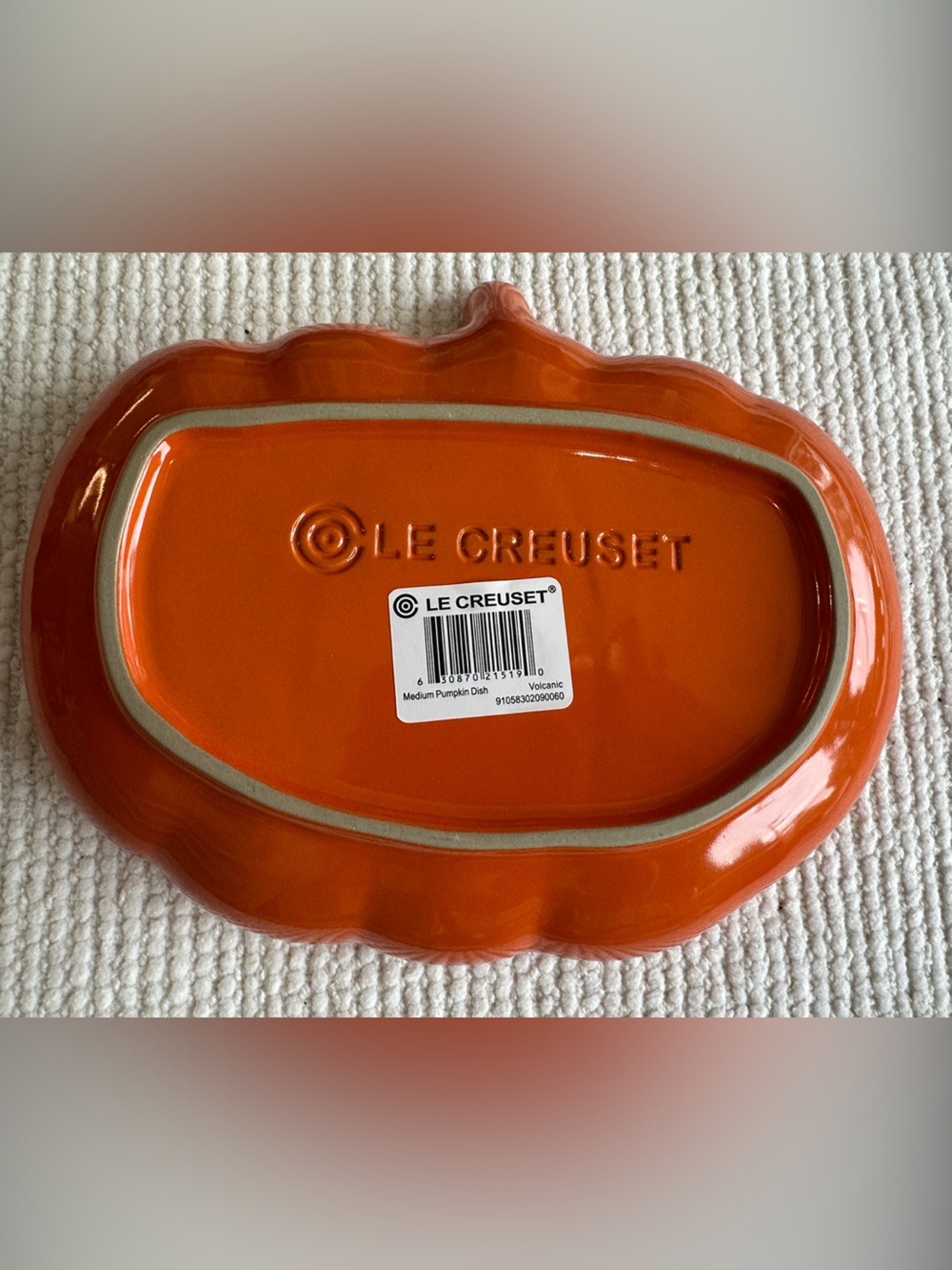 Le Creuset Volcanic Orange Medium Pumpkin Serving Dish - Picture 2 of 4